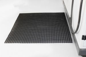 Černá univerzální protiskluzová olejivzdorná rohož (mřížka 30 x 10 mm) (role) - délka 10 m, šířka 120 cm, výška 1,2 cm F