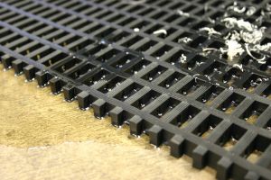 Černá univerzální protiskluzová olejivzdorná rohož (mřížka 30 x 10 mm) (role) - délka 5 m, šířka 60 cm, výška 1,2 cm F