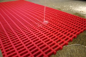 Červená univerzální protiskluzová olejivzdorná rohož (mřížka 30 x 10 mm) (role) - délka 10 m, šířka 60 cm, výška 1,2 cm F