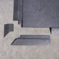 Černý plastový nájezd "nad" pro plastové podlahové desky - délka 40 cm, šířka 10 cm a výška 2,2 cm