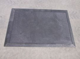 Černý plastový nájezd "pod" pro plastové podlahové desky - délka 40 cm, šířka 10 cm, výška 2,2 cm