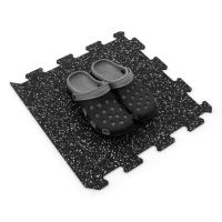Černo-bílá gumová modulová puzzle dlažba (okraj) FLOMA FitFlo SF1050 - délka 50 cm, šířka 50 cm a výška 1,6 cm