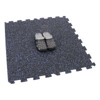 Černo-modrá gumová modulová puzzle dlažba (okraj) FLOMA FitFlo SF1050 - délka 50 cm, šířka 50 cm a výška 1 cm
