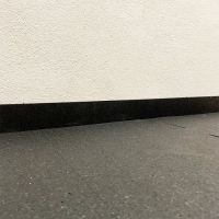 Černá gumová soklová podlahová lišta FLOMA FitFlo SF1050 - délka 200 cm, šířka 7 cm, tloušťka 0,8 cm