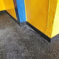 Černá gumová soklová podlahová lišta FLOMA SF1100 IceFlo - délka 200 cm, šířka 7 cm a tloušťka 0,8 cm