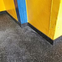 Černo-modrá gumová soklová podlahová lišta FLOMA SF1100 IceFlo - délka 200 cm, šířka 7 cm a tloušťka 0,8 cm