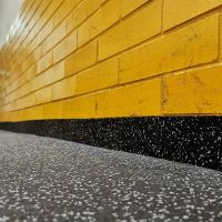 Černo-modrá gumová soklová podlahová lišta FLOMA SF1100 IceFlo - délka 200 cm, šířka 7 cm a tloušťka 0,8 cm