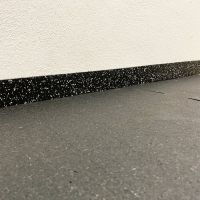 Černo-šedá gumová soklová podlahová lišta FLOMA FitFlo SF1050 - délka 200 cm, šířka 7 cm, tloušťka 0,8 cm