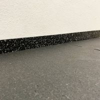 Černo-šedá gumová soklová podlahová lišta FLOMA FitFlo IceFlo - délka 200 cm, šířka 7 cm, tloušťka 0,8 cm