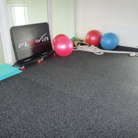 Černo-bílo-modro-šedá gumová podlahová deska (puzzle - roh) FLOMA Sandwich EPDM - délka 100 cm, šířka 100 cm, výška 1,5 cm