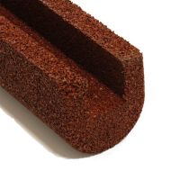 Červený gumový kryt obrubníku pro betonový obrubník šíře 6 cm - délka 100 cm, šířka 10 cm a výška 10 cm