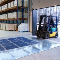 Pozinkovaný rohový nájezd pro kartáčové vstupní rohože FLT-PRM, FLT-ECO FLOMA - délka 100 cm, šířka 100 cm, výška 4 cm