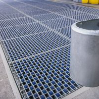 Ocelový extra odolný čistící kartáčový pozinkovaný podlahový rošt pro vysokozdvižné vozíky FLOMA Economic - délka 60 cm, šířka 79,3 cm a výška 4 cm