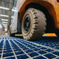 Pozinkovaná kartáčová vstupní rohož pro vysokozdvižné vozíky FLOMA FLT-PRM - délka 79,3 cm, šířka 60 cm, výška 5 cm