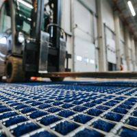 Pozinkovaná kartáčová vstupní rohož pro vysokozdvižné vozíky FLOMA FLT-PRM - délka 79,3 cm, šířka 60 cm, výška 5 cm