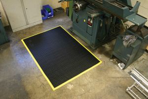 Černo-žlutá univerzální protiskluzová olejivzdorná rohož (mřížka 22 x 10 mm) - délka 120 cm, šířka 60 cm, výška 1,2 cm F