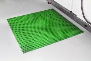 Zelená univerzální protiskluzová olejivzdorná rohož (mřížka 30 x 10 mm) (role) - délka 10 m, šířka 120 cm a výška 1,2 cm F