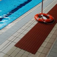 Černá plastová bazénová protiskluzová rohož (role) FLOMA Otti - délka 12 m, šířka 60 cm a výška 0,9 cm