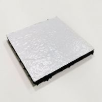Gumová podložka s ALU folií pod konstrukci fotovoltaické elektrárny na střechu s hydroizolací z PVC fólie FLOMA UniPad ALU - délka 30 cm, šířka 6 cm a výška 1,5 cm