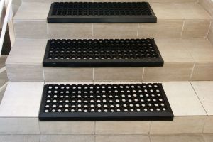 Gumová schodová rohož FLOMA Honeycomb Step - délka 25 cm, šířka 75 cm, výška 1,6 cm