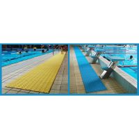 Hnědá plastová bazénová protiskluzová rohož (role) FLOMA Otti - délka 12 m, šířka 60 cm a výška 0,9 cm