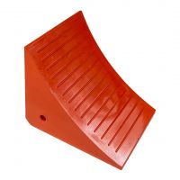 Červený plastový zakládací klín UC1210 - 43,5 x 37 x 37,5 cm