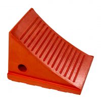 Červený plastový zakládací klín UC1500-4.5 - délka 28,5 cm, šířka 22,5 cm, výška 21 cm