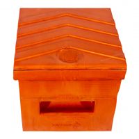 Červený plastový zakládací klín UC1700 - délka 22 cm, šířka 19 cm, výška 16 cm