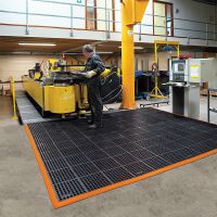 Černo-oranžová extra odolná olejivzdorná rohož Safety Stance 100% nitril - délka 97 cm, šířka 163 cm, výška 2,2 cm