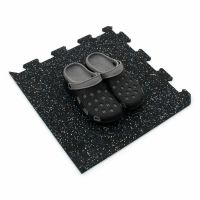 Černo-bílo-modrá gumová podlahová deska (puzzle - roh) FLOMA FitFlo SF1050 - délka 47,8 cm, šířka 47,8 cm, výška 0,8 cm