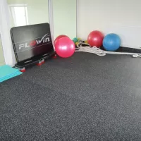 Černo-bílo-červeno-šedá gumová podlahová deska (puzzle - střed) FLOMA Sandwich EPDM - délka 100 cm, šířka 100 cm, výška 2 cm