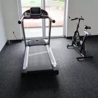 Černo-bílo-červeno-šedá gumová podlahová deska (puzzle - roh) FLOMA Sandwich EPDM - délka 100 cm, šířka 100 cm, výška 1 cm