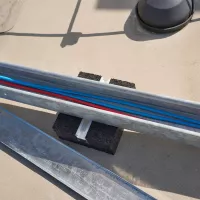 Gumový střešní podstavec s ALU fólií pod kabelový žlab FLOMA AL profil - délka 40 cm, šířka 10 cm, výška 5 cm