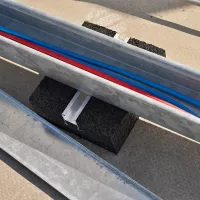 Gumový střešní podstavec s ALU fólií pod kabelový žlab FLOMA AL profil - délka 12,5 cm, šířka 10 cm, výška 5 cm