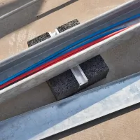 Gumový střešní podstavec s ALU fólií pod kabelový žlab FLOMA AL profil - délka 40 cm, šířka 10 cm, výška 5 cm