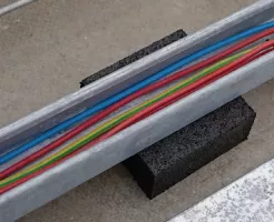 Gumový střešní podstavec s ALU fólií pod kabelový žlab FLOMA 1xM8 - délka 12,5 cm, šířka 10 cm, výška 5 cm