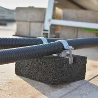 Gumový střešní podstavec s ALU fólií pod kabelový žlab FLOMA AL profil - délka 12,5 cm, šířka 10 cm, výška 5 cm