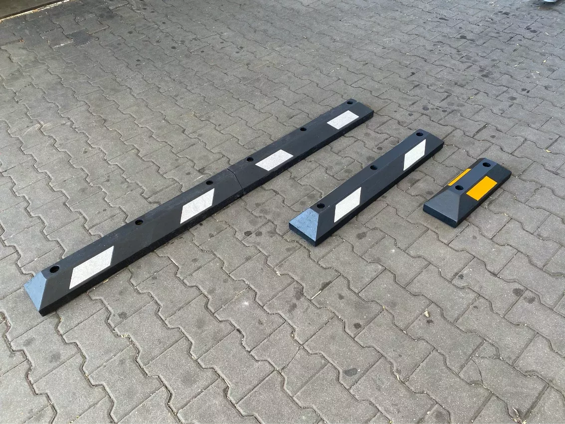 Černo-bílý plastový reflexní parkovací doraz FLOMA PS-01 - délka 180 cm, šířka 15 cm, výška 10,5 cm