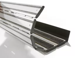 Černý kartáčový protiskluzový nášlap na schody FLOMA ALUSTEP - délka 80 cm, šířka 33 cm, výška 1,5 cm