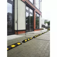 Černo-bílý plastový reflexní parkovací doraz FLOMA PS-01 - délka 90 cm, šířka 15 cm, výška 10,5 cm