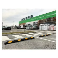 Černo-bílý plastový reflexní parkovací doraz FLOMA PS-01 - délka 90 cm, šířka 15 cm, výška 10,5 cm