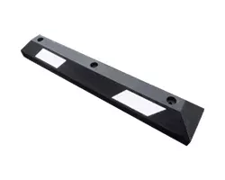 Černo-bílý plastový reflexní parkovací doraz FLOMA PS-01 - 90 x 15 x 10,5 cm