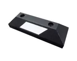 Černo-bílý plastový reflexní parkovací doraz FLOMA PS-01 - délka 44 cm, šířka 15 cm, výška 10,5 cm