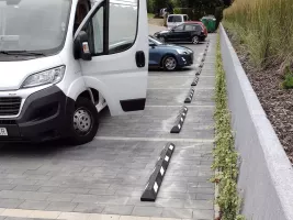 Černo-žlutý plastový reflexní parkovací doraz FLOMA PS-02 - délka 180 cm, šířka 15 cm, výška 10,5 cm