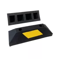 Černo-žlutý plastový reflexní parkovací doraz FLOMA PS20 - délka 44 cm, šířka 15 cm, výška 10,5 cm