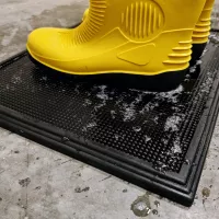 Gumová dekontaminační dezinfekční rohož (vana) na boty, obuv, podrážky FLOMA SD-02 - délka 61 cm, šířka 46 cm, výška 1,9 cm