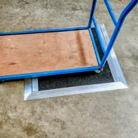Nerezová dekontaminační dezinfekční rohož (vana) na boty, obuv, podrážky a pro přejezd vozíků FLOMA SD-09 - délka 93 cm, šířka 83 cm, výška 2 cm