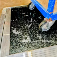 Nerezová dekontaminační dezinfekční rohož (vana) na boty, obuv, podrážky a pro přejezd vozíků FLOMA SD-09 - délka 93 cm, šířka 83 cm, výška 2 cm
