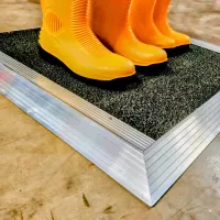 Nerezová dekontaminační dezinfekční rohož (vana) na boty, obuv, podrážky a pro přejezd vozíků FLOMA SD-09 - délka 93 cm, šířka 83 cm, výška 2 cm