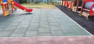 Červená gumová certifikovaná dopadová dlažba FLOMA ProF - délka 50 cm, šířka 50 cm, výška 4,5 cm